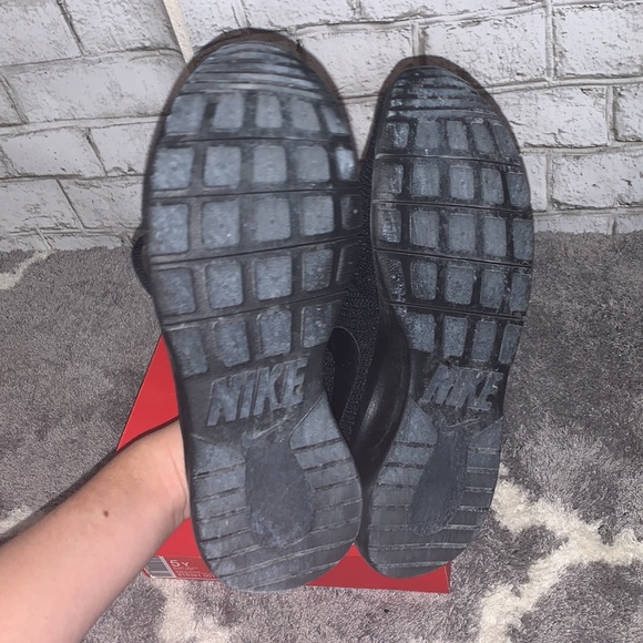 Nike Tanjuan Sneakers - Picture 3 of 3